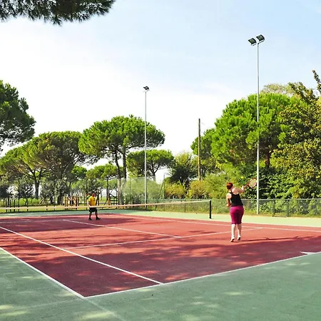 Club Village & Spiaggia Romea, ليدو ديلي نازيوني